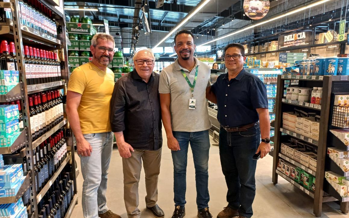 Carlos Dionísio de Morais visita nova loja do Pão de Açúcar em Ubatuba