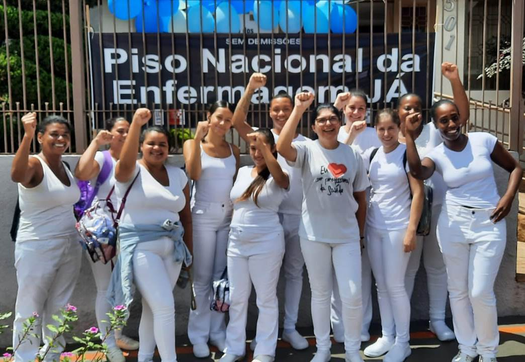 MANIFESTAÇÃO PELO PISO NACIONAL: ATO NO SINDICATO REPERCUTE NA TV