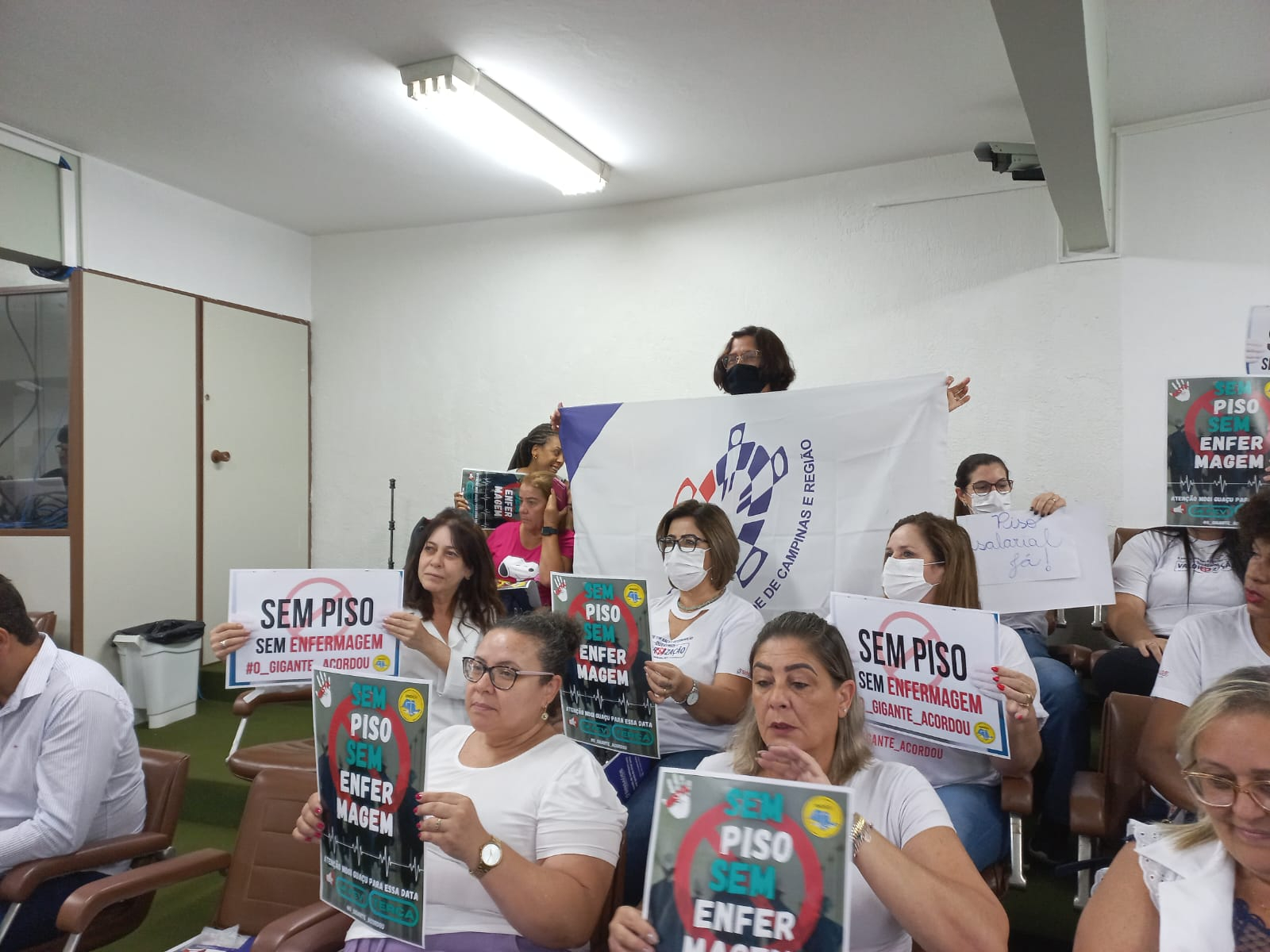 Sinsaúde participa de manifestação pelo Piso da Enfermagem na Câmara Municipal de Mogi Guaçu