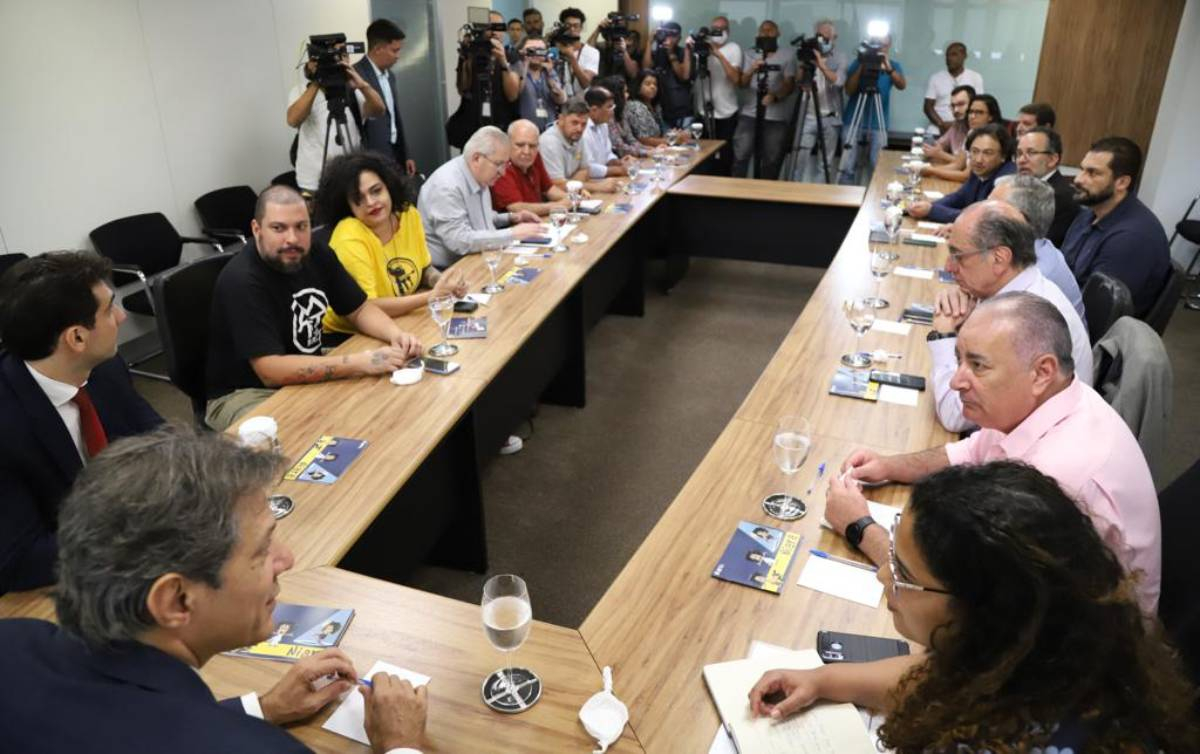 Haddad recebe representantes das centrais e movimento sociais