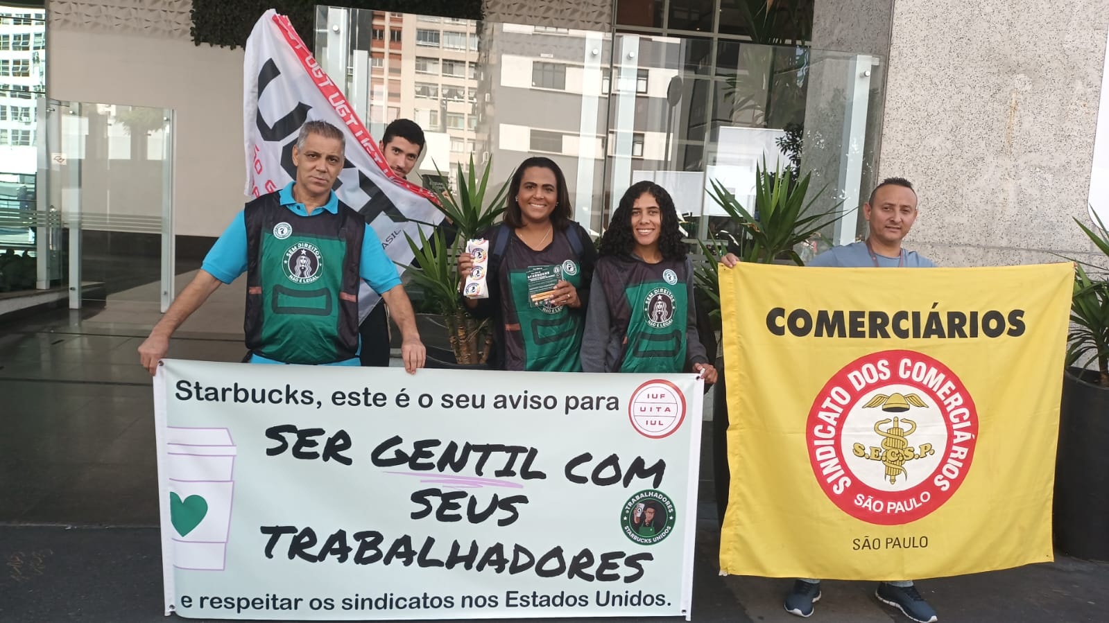 Campanha Sem Direitos Não É Legal participa de ato global em apoio à sindicalização de funcionários da Starbucks dos EUA