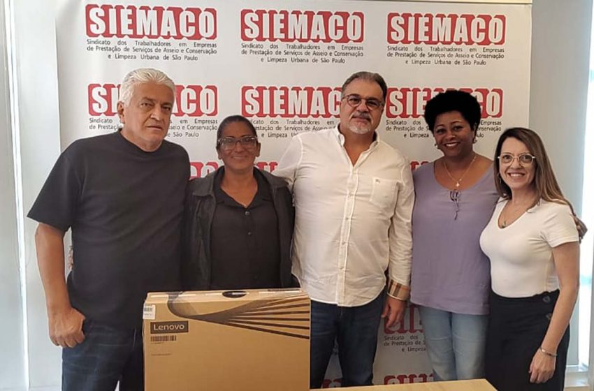 Ex-aluna da Central de Cursos, a agora universitária Luzia Luna recebe na sede do SIEMACO-SP notebook doado pelo SEAC-SP