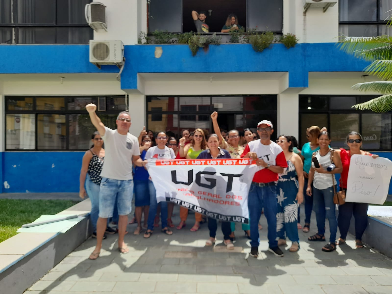 Servidores Públicos de Itororó realizam manifestação frente do prédio da prefeitura