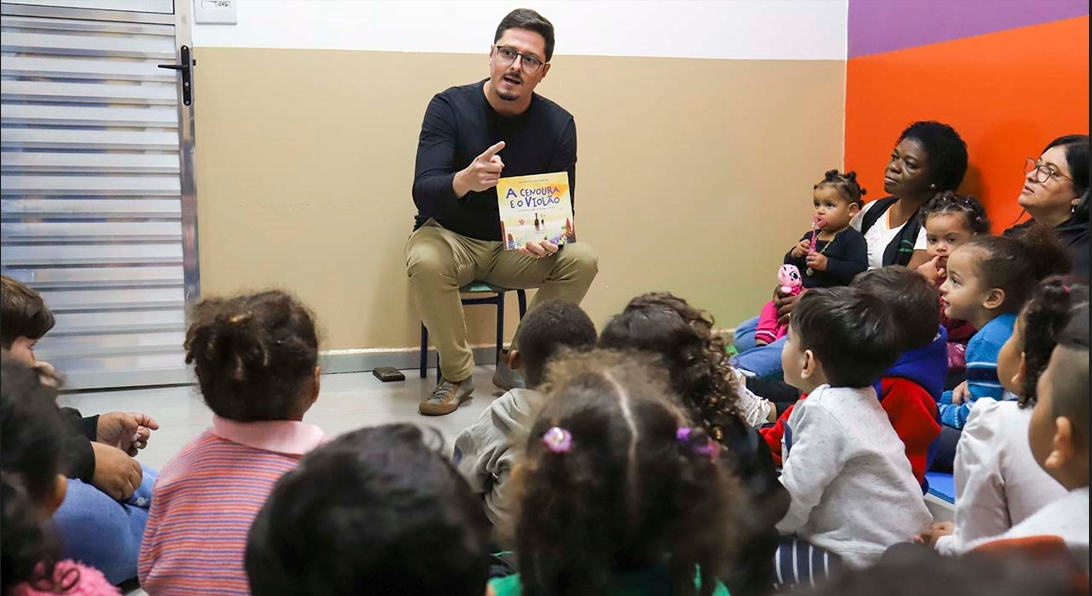 Escritor doa três mil exemplares de livro infantil para filhos de trabalhadoras da limpeza