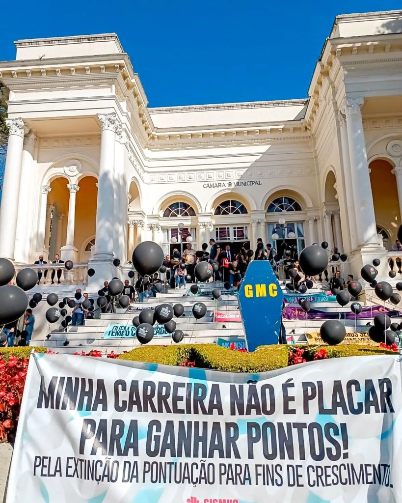 SIGMUC e GMs de Curitiba realizam grande ato público em frente à Câmara Municipal