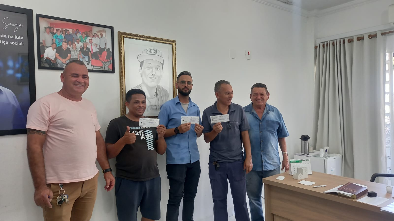 Sinpospetro Campinas faz nova entrega de cheques de ações trabalhistas ganhas pelo sindicato