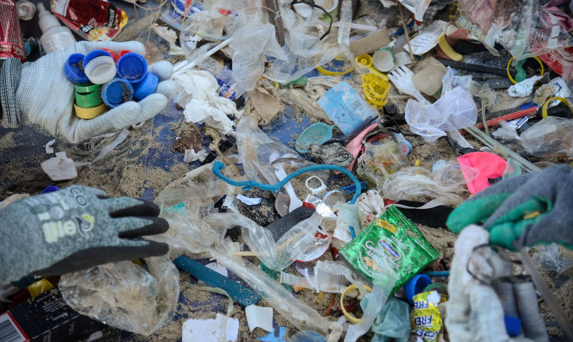 Dia Mundial de Limpeza: Mutirões recolhem lixo de ruas e praias