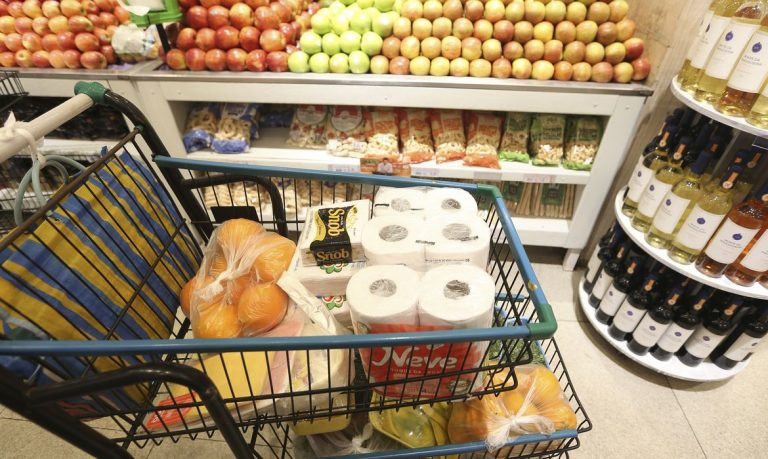 Alimentos recuam e inflação acumulada é menor para os mais pobres
