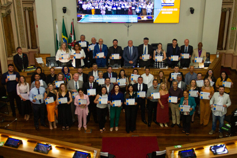 Câmara Municipal de Curitiba realiza sessão em homenagem aos profissionais de RH