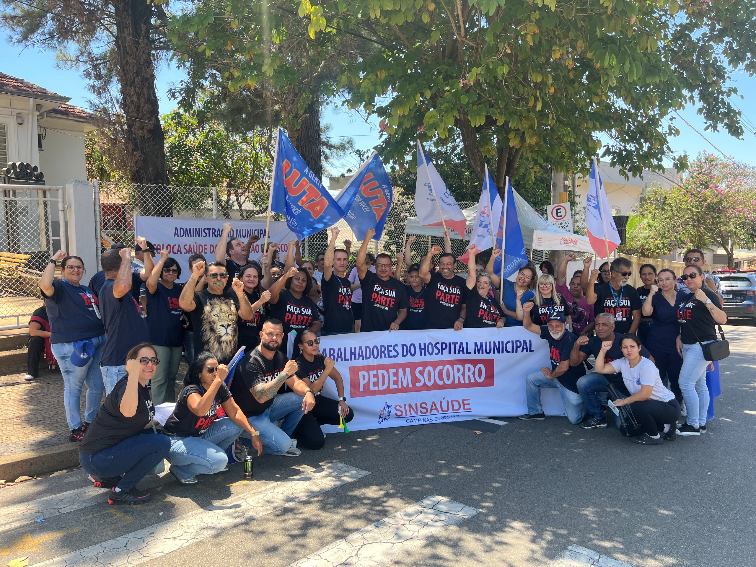 Trabalhadores do Hospital Municipal de Jaguariúna protestam em frente à Prefeitura