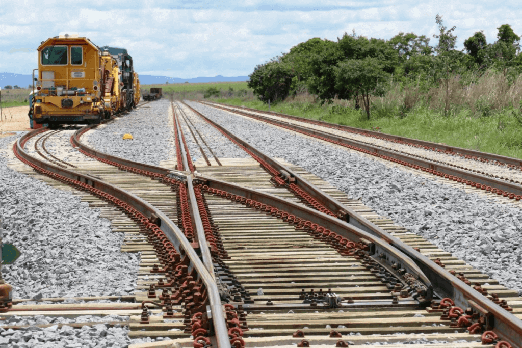 Desenvolvimento ferroviário: plano será lançado em fevereiro O plano nacional para o desenvolvimento ferroviário no Brasil. Como retirar carga das rodovias e investir em ferrovias para evitar conflitos.