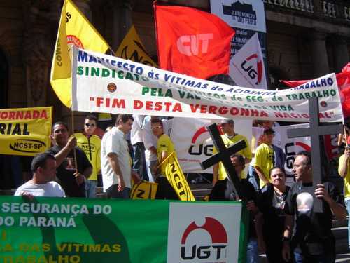 28 de abril - Grande Ato das Centrais Sindicais na Praça Ramos de Azevedo em frente ao Teatro Municipal