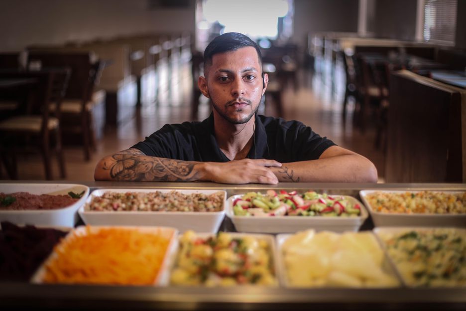 Alimentação fora de casa subiu menos do que comida no supermercado em meio à disparada da inflação