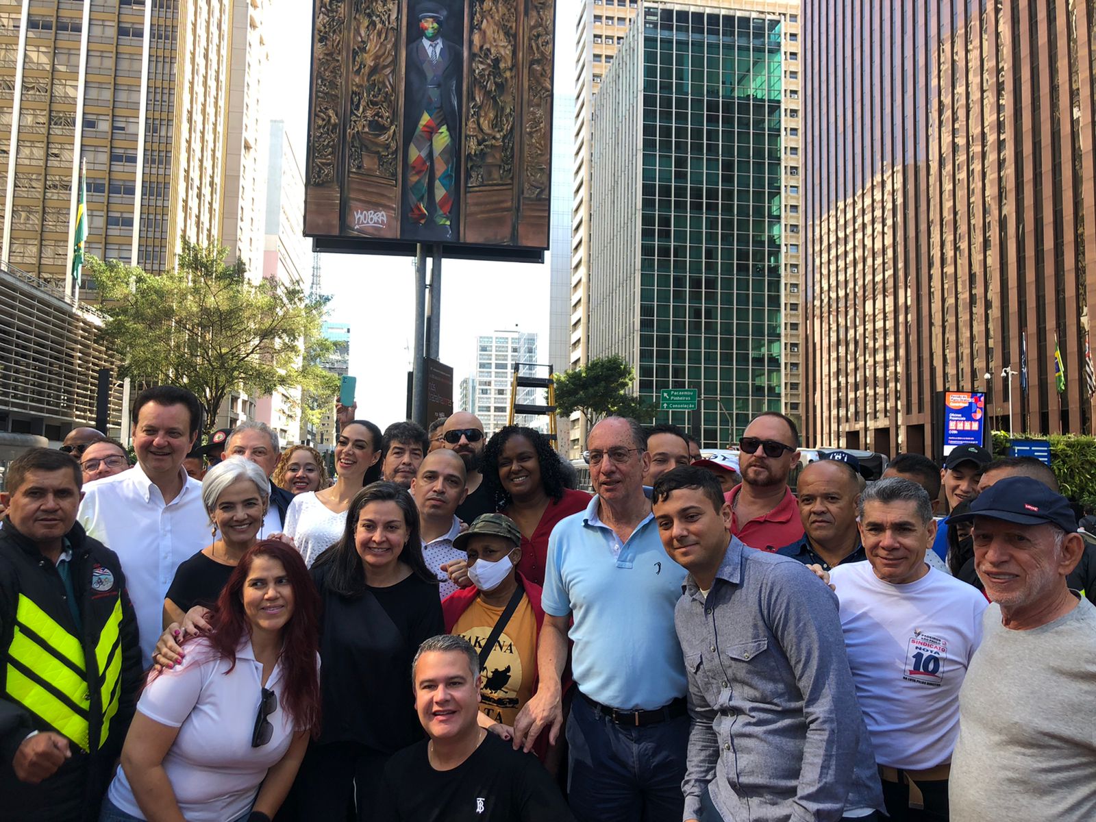 Av. Paulista recebe obras do muralista Kobra que homenageia os (as) trabalhadores (as)