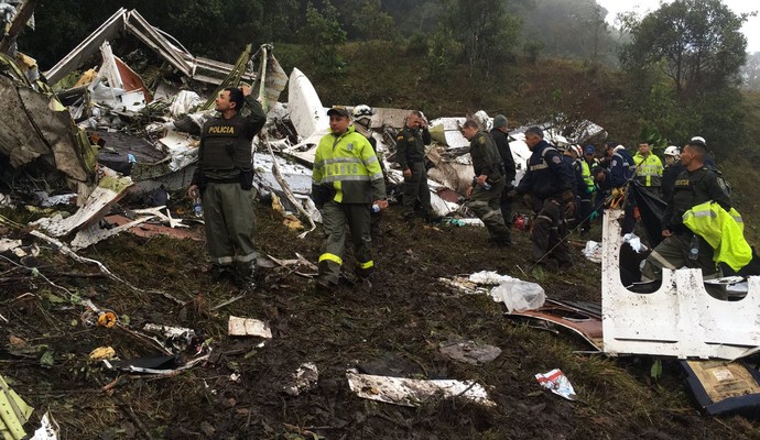 Avião com delegação da Chapecoense cai na Colômbia, 76 morrem e final é cancelada