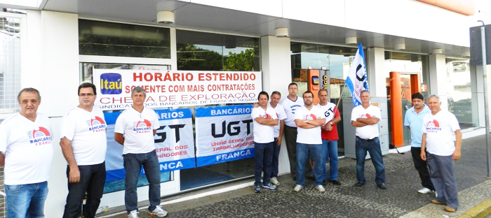 Bancários da UGT protestam contra extensão # do horário de atendimento em agências do Itaú