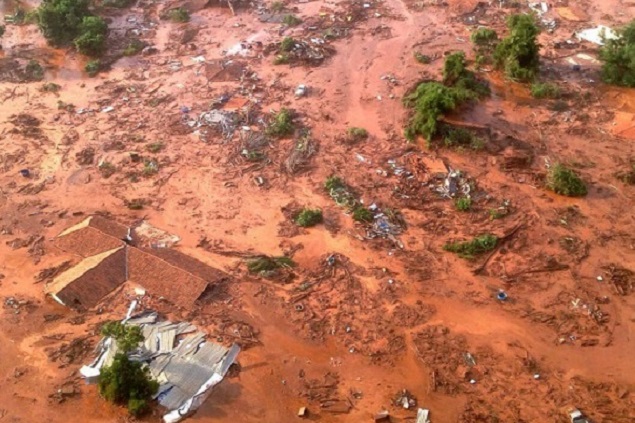 Barragem de rejeitos se rompe e mar de lama soterra distrito em MG