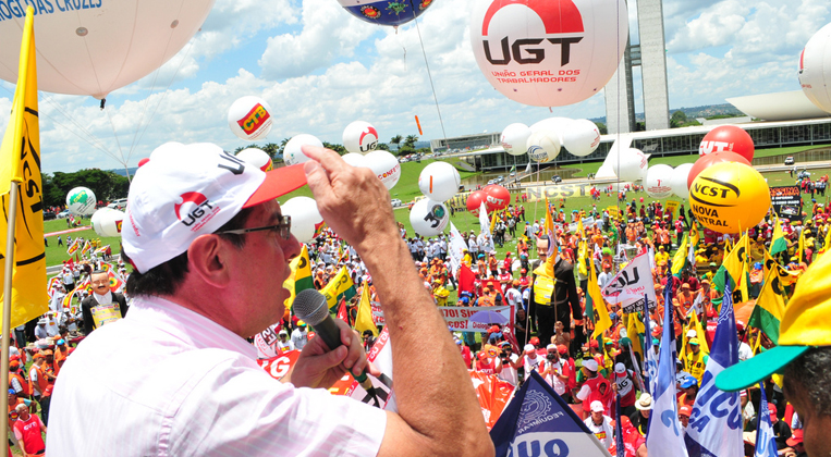 Brasília se curva a maior marcha de trabalhadores da história brasileira