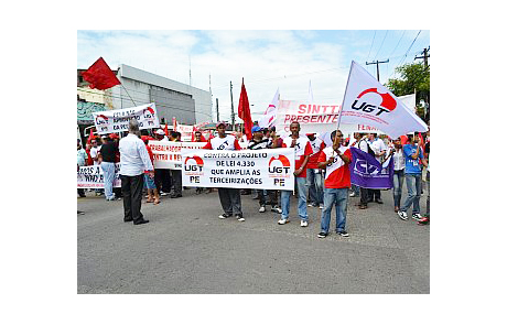 Centrais sindicais fazem manifestação em frente à FIEPE