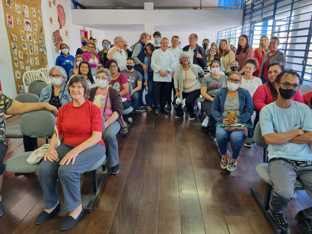 Chefe de cozinha francesa ministra aula na ponte Brasilitália