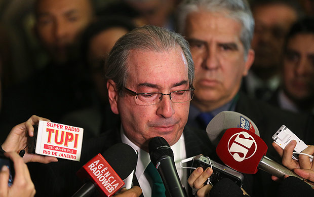Chorando, Cunha renuncia à presidência da Câmara