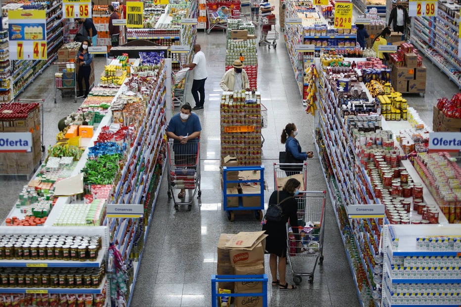 Com demanda menor, supermercados reduzem estoques, e já faltam ovos e leite nas prateleiras