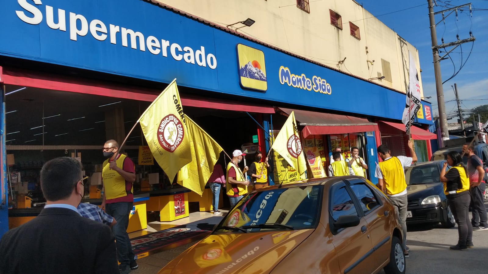 Comerciários de SP promovem ação em loja da rede Monte Sião que vem descumprindo a CCT