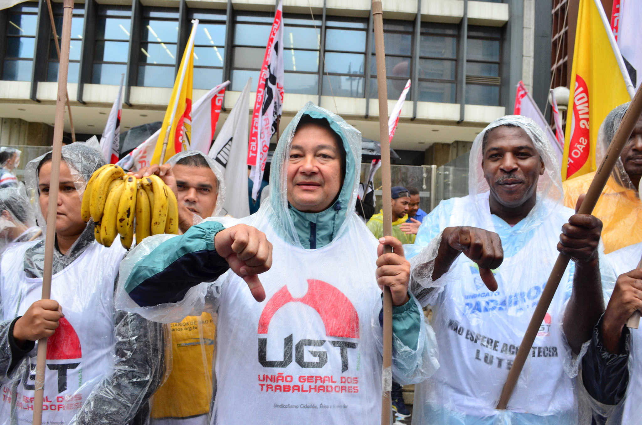 Contra a política de juros altos do Banco Central, UGT participa de ato unitário na Avenida Paulista