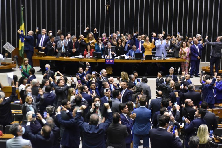 Deputados aprovam projeto que cria piso salarial da enfermagem