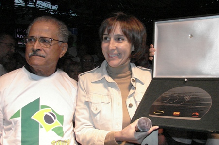 Diante de 300 mil pessoas Viviani Senna é homenageada pelas Centrais sindicais
