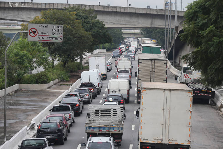 Efeito home office reduz carros nas ruas de SP às segundas e sextas-feiras