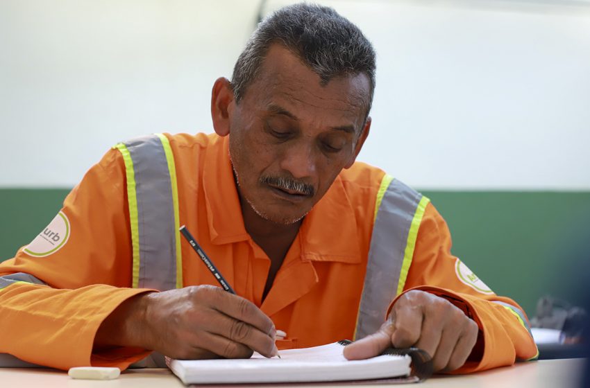 Emoção ao escrever o próprio nome: Sustentare e SIEMACO-SP ajudam varredor a se alfabetizar aos 61 anos