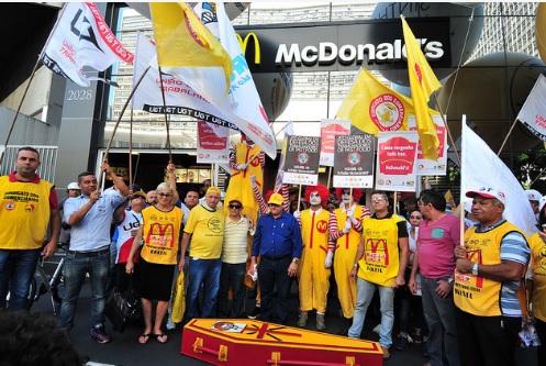 Funcionários do McDonalds cobram respeito a direitos trabalhistas