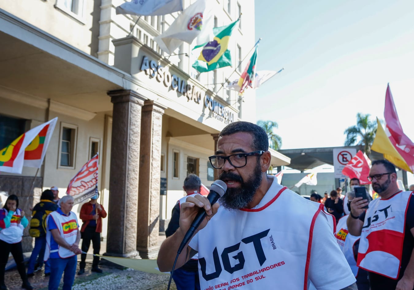 Governo sinaliza com reunião, após pressão das centrais sindicais sobre reajuste do Piso regional, em Porto Alegre