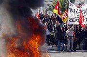 Greve geral na França mantem pressão contra reformas