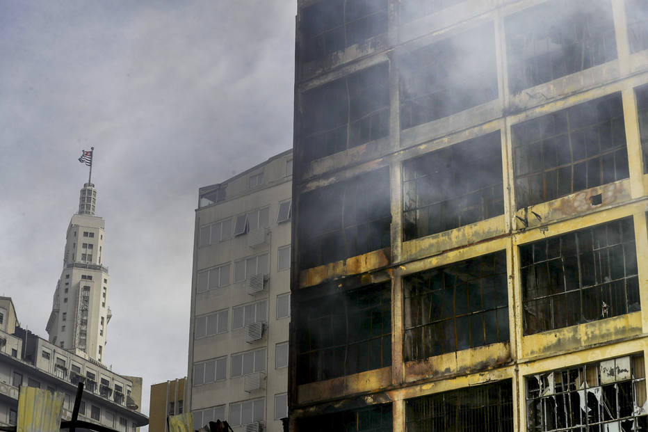 Incêndio em prédio na região da 25 de Março: Como funciona a demolição do imóvel?