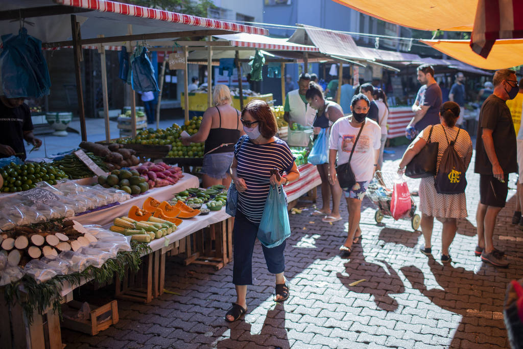 Inflação dos alimentos ganha força e encosta em 15% em 12 meses