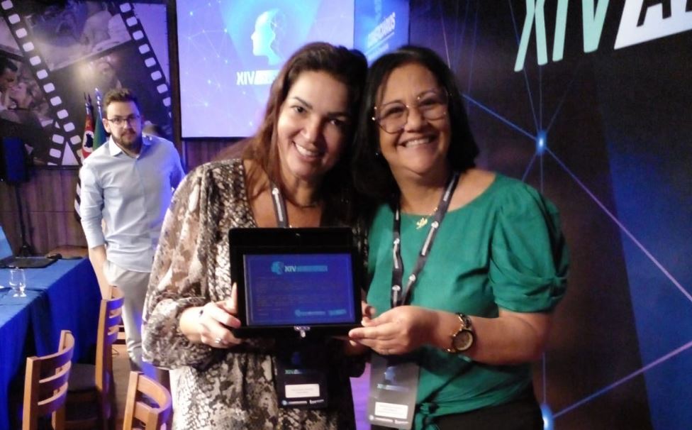 Lia Marques entrega placa de homenagem para Dra. Zilmara Alencar no XIV Congresso de Advogados