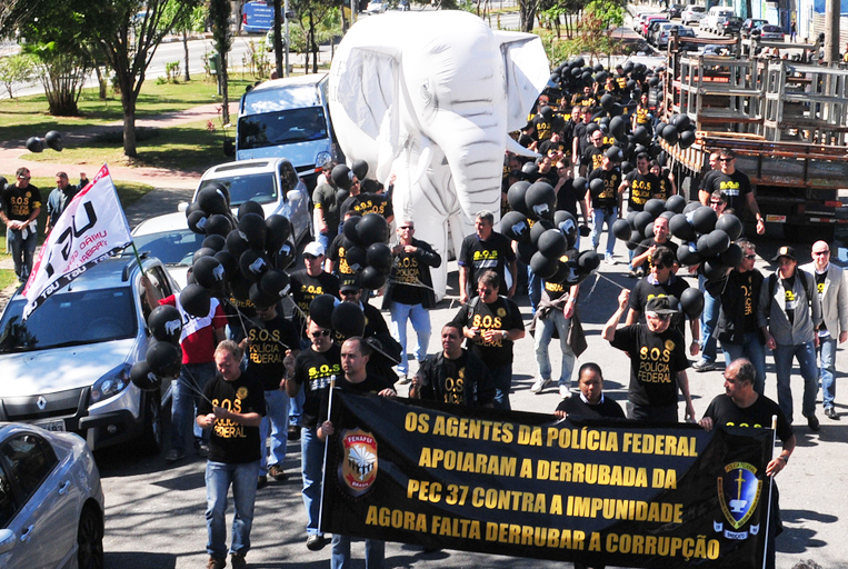Mais de 250 policiais federais fazem manifestação em São Paulo