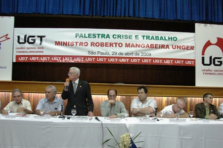 Mangabeira  defende regulamentação da PLR.