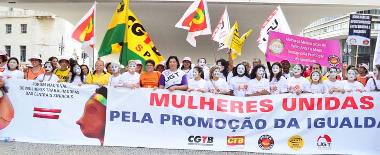 Manifestação teatral em São Paulo encerra atividades do Março Mulher das centrais