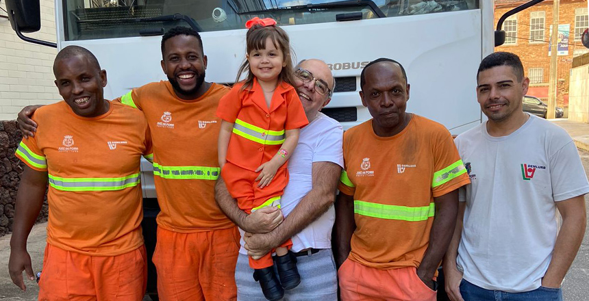 Menina admiradora do caminhão e dos trabalhadores da coleta de lixo celebra aniversário temático com os amigos