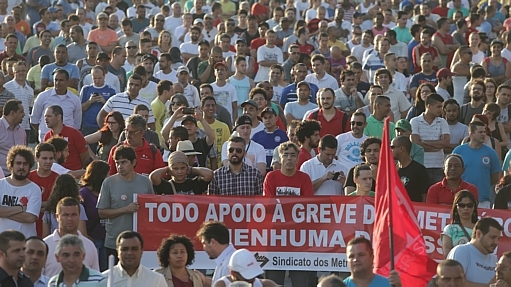 Metalúrgicos bloqueiam rodovias em protesto contra demissões