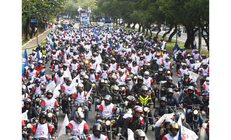 Motoboys em São Paulo seguem rumo à Paulista