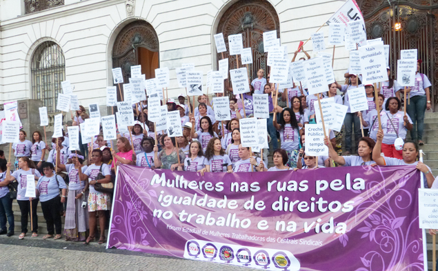Mulheres sindicalistas ocupam as escadarias da Câmara dos Vereadores do Rio e pedem o fim da violência
