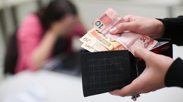 Número de famílias endividadas no Brasil atinge nível recorde, em meio à inflação e alta dos juros