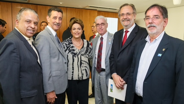 Presidenta Dilma sanciona lei de programa que já garantiu o emprego de 30 mil pessoas.