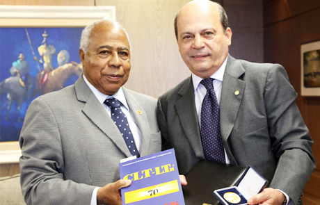 Presidente do TST homenageia Deputado Roberto #Santiago com a medalha dos 70 anos da CLT