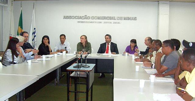Reunião na ACMINAS sobre projeto de lei dos Trabalhadores Informais.