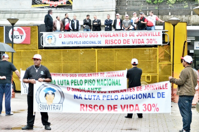 Roberto Santiago comemora sanção de adicional de 30% para vigilante